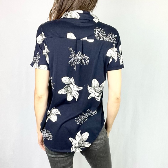 LULAROE |💙🌺 Navy Blue & White Hawaiian Floral Print Burton-Up Short-Sleeved Top - Picture 4 of 10